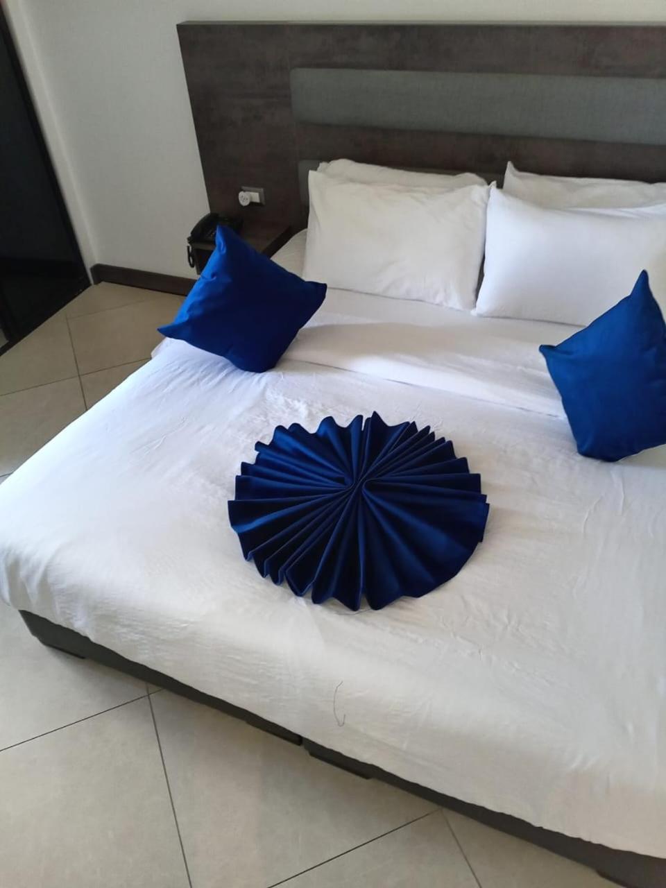 Liv Weibdeh Hotel Suites Amman Zewnętrze zdjęcie
